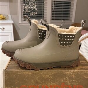 Grundéns Women's Insulated Winter ankle Boots - Taupe